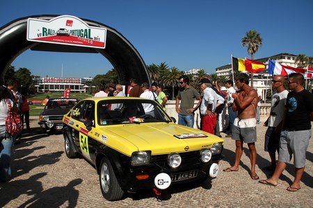 54 – (F.CASTANHO A.MARGARIDO B.ALVES)